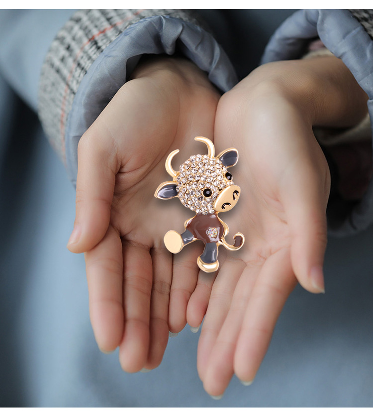 牛年创意十二生肖可爱卡通小牛胸针滴油镶钻水钻胸花别针大衣扣