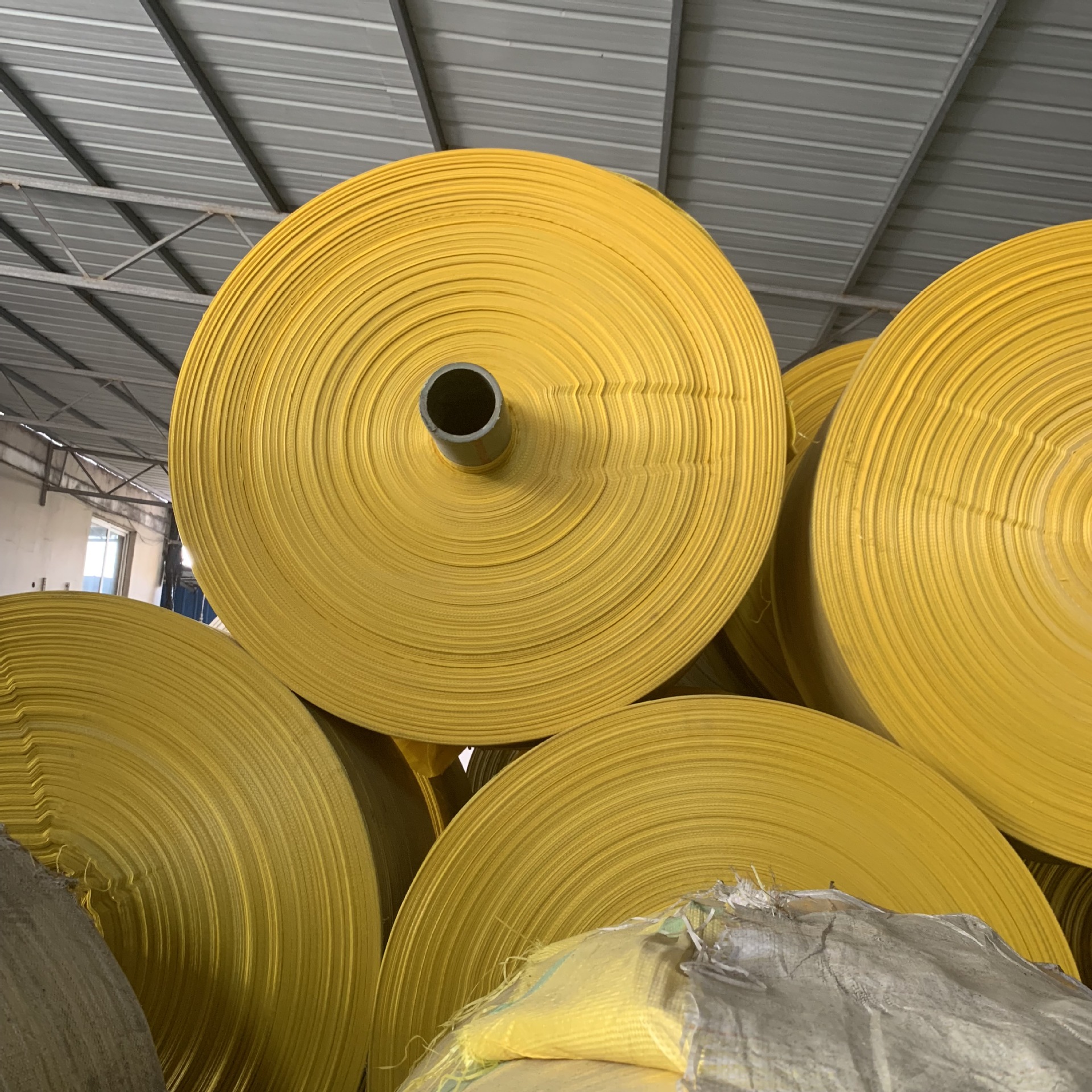 厂家直销黄色筒料编织布批发 塑料编织袋 蛇皮布卷自由裁剪可定做