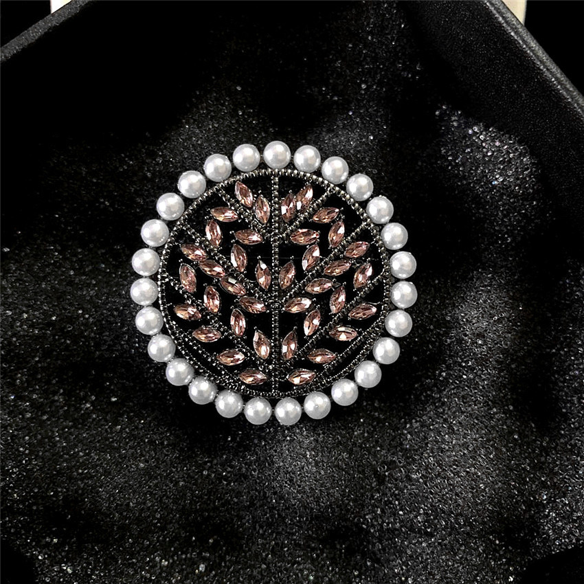 2020新款哥弟阿玛施胸针时尚高档珍珠字母胸针别针胸花女服饰百搭