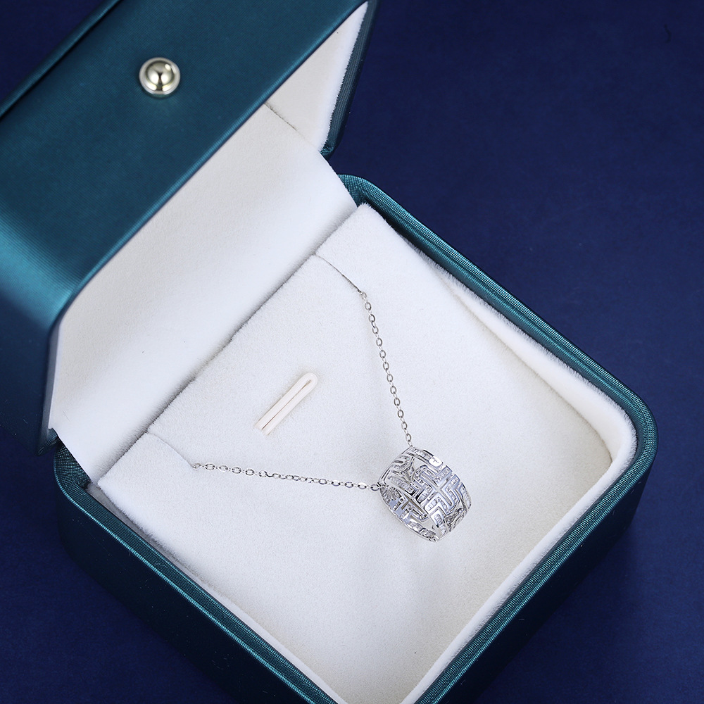 新款18k金梯方钻石女款路路通吊坠钻石35分左右(图中链加320元)