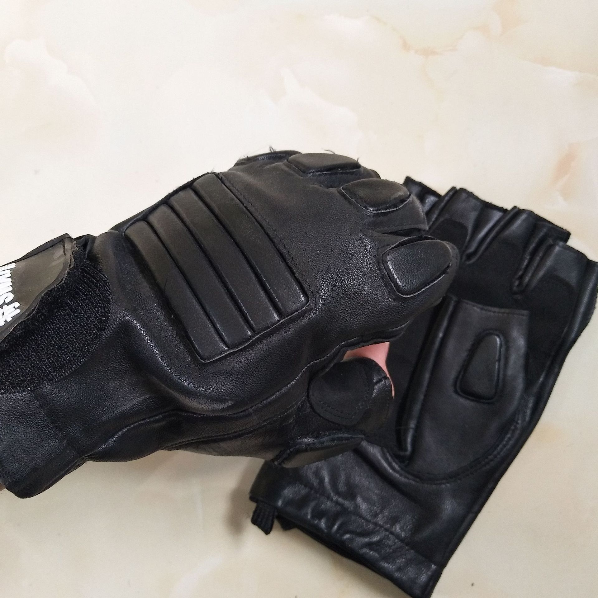 战术半指手套格斗拳击户外骑行机车摩托露指皮革手套