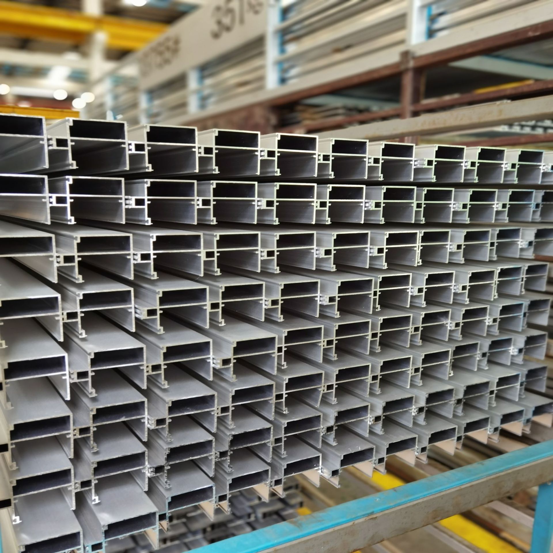 广东凤铝铝材铝合金门窗材料现货供应楼盘小区建筑门窗项目