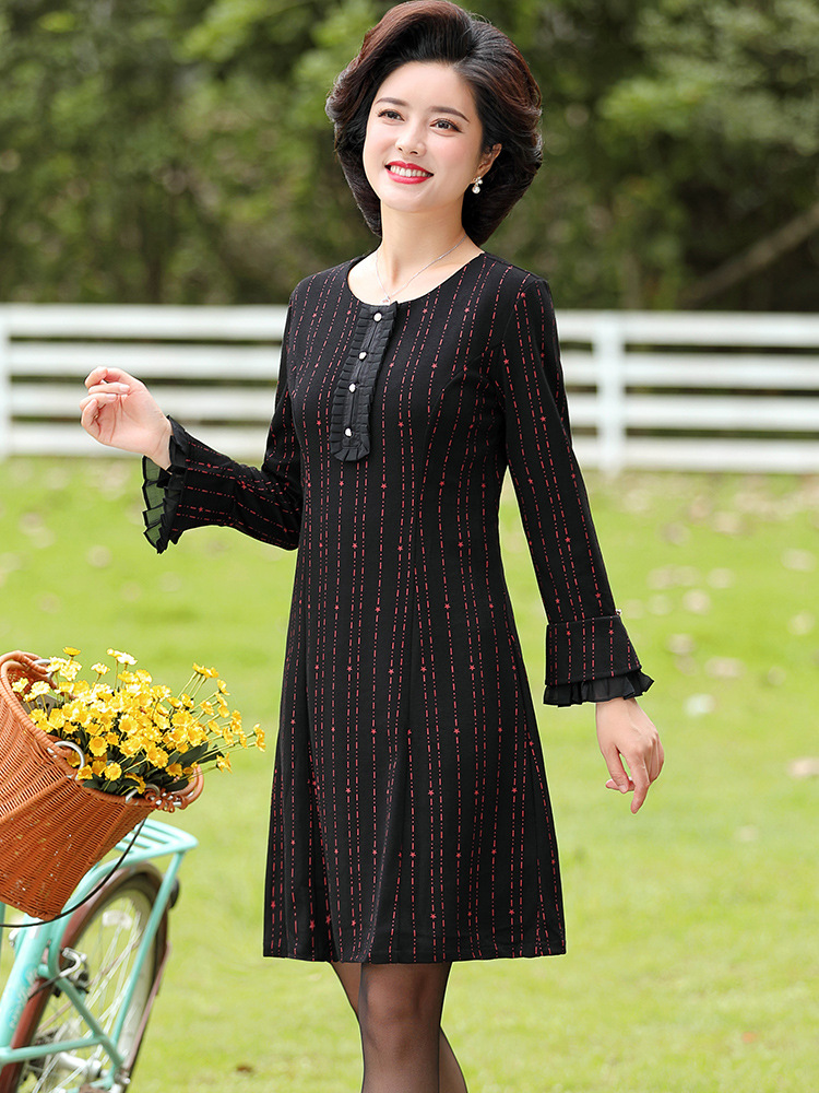 年轻妈妈时髦长袖连衣裙中年女春秋装中老年气质条纹喇叭袖裙子穿