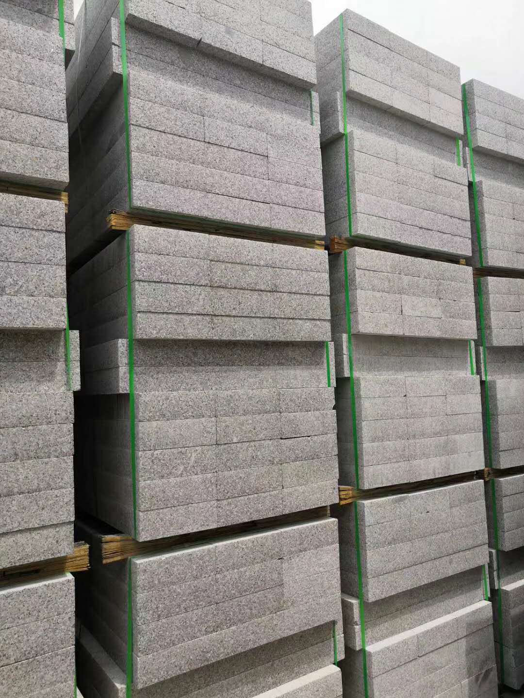 花岗岩芝麻灰路沿石 路平石路牙石定制 芝麻灰麻道路立缘石 界石