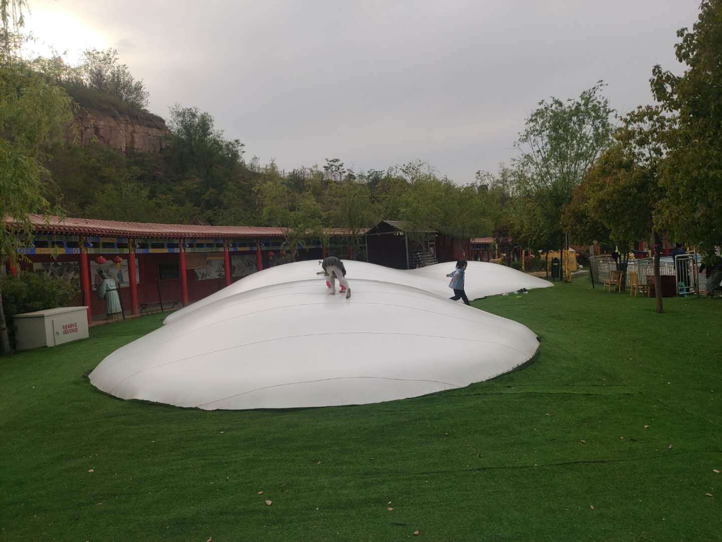 厂家直销大型户外充气蹦蹦云游乐设备室外景区商场室内儿童跳跳云