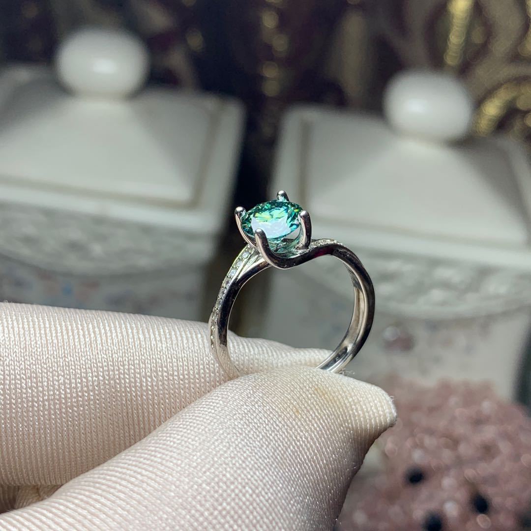 一克拉彩色莫桑钻925银镀白金简约款彩宝925银镶戒指