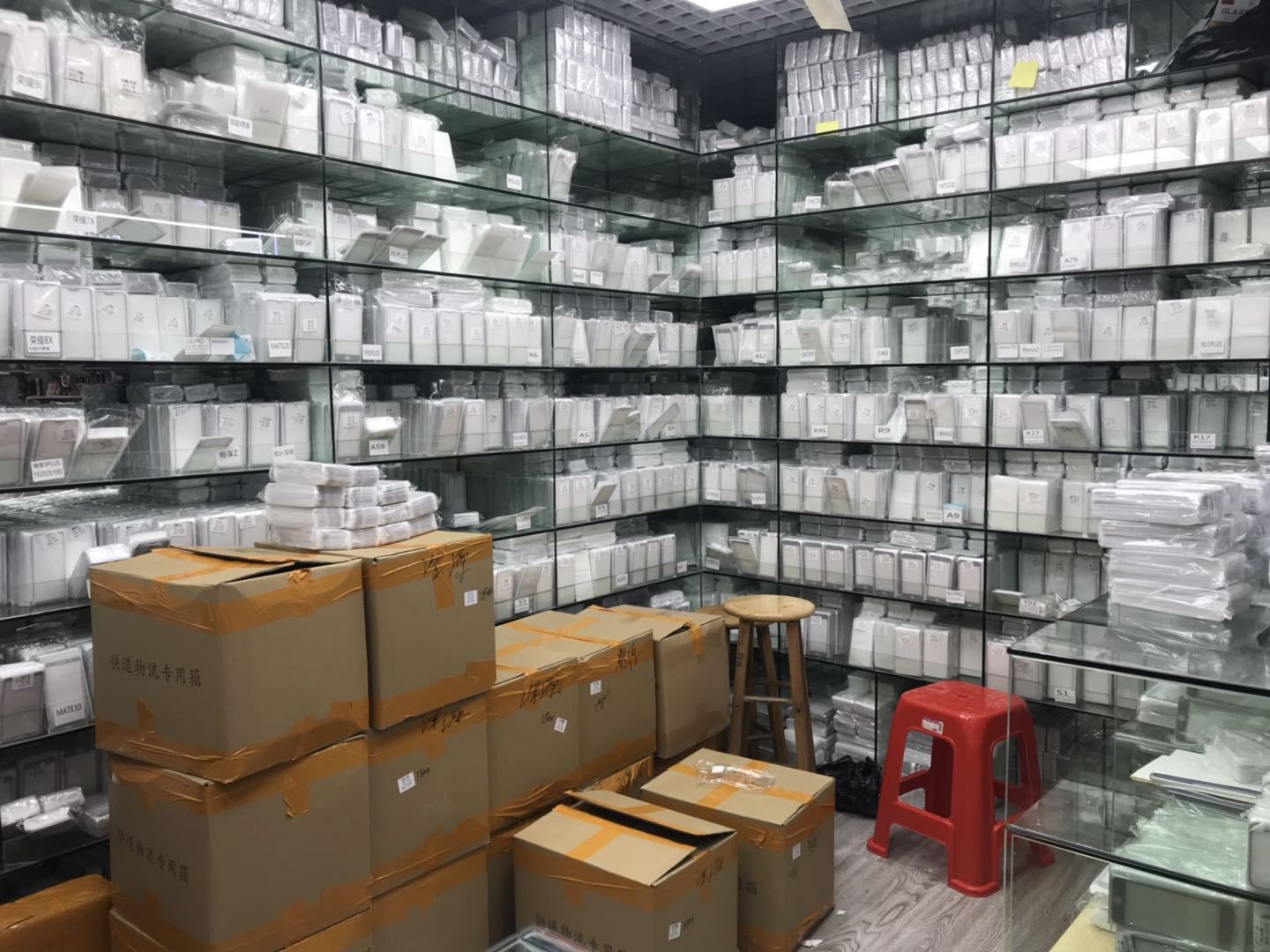 工厂设在东莞黄江镇,在深圳华强北设有档口,仓库,所经营的手机钢化膜