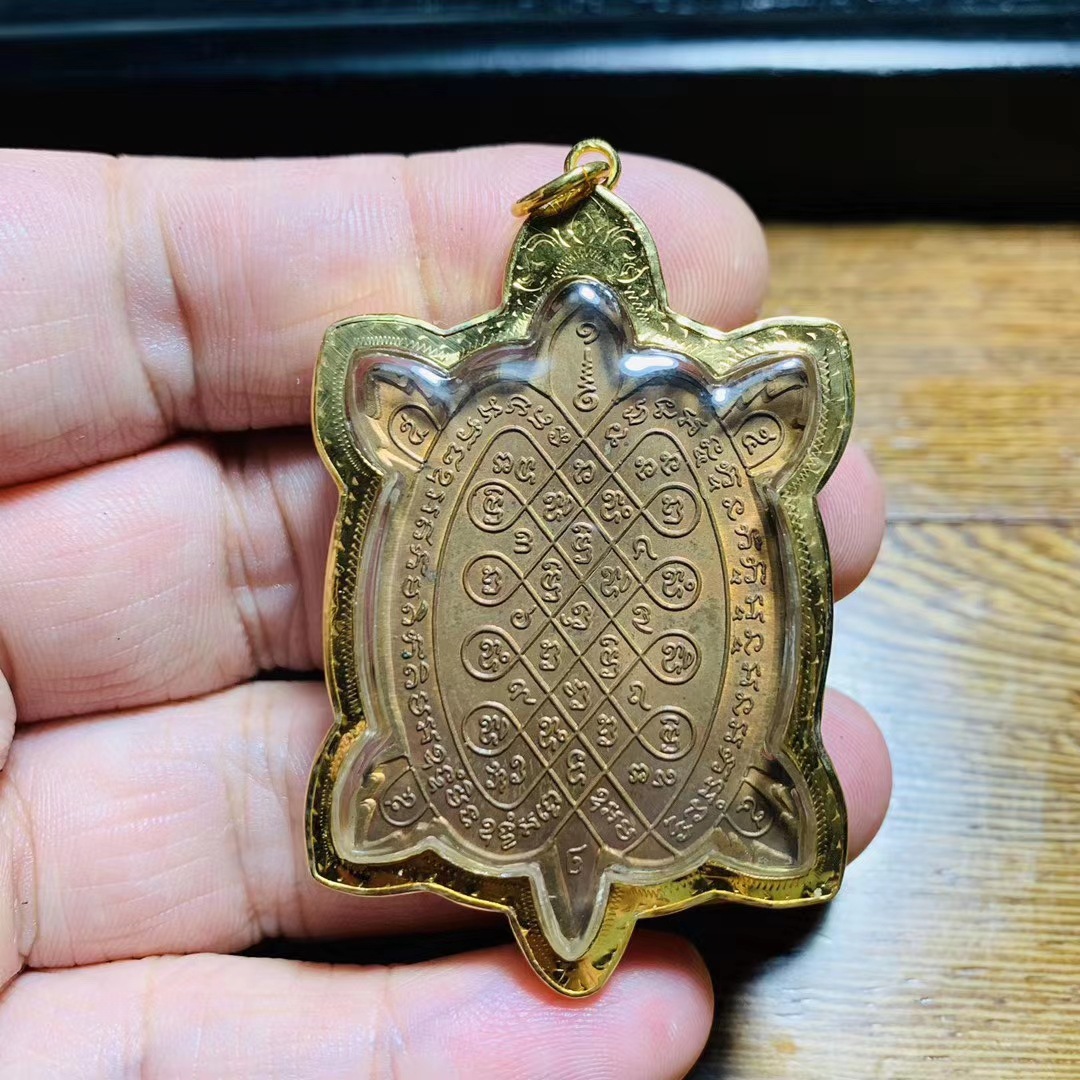 泰国佛牌真品 龙婆柳2537年 招财龟 d卡 纯金外壳