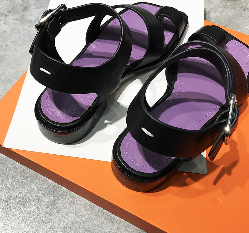 欧洲站戒指分趾凉鞋女夏新款猪蹄鞋平底搭扣休闲分指罗马凉鞋女