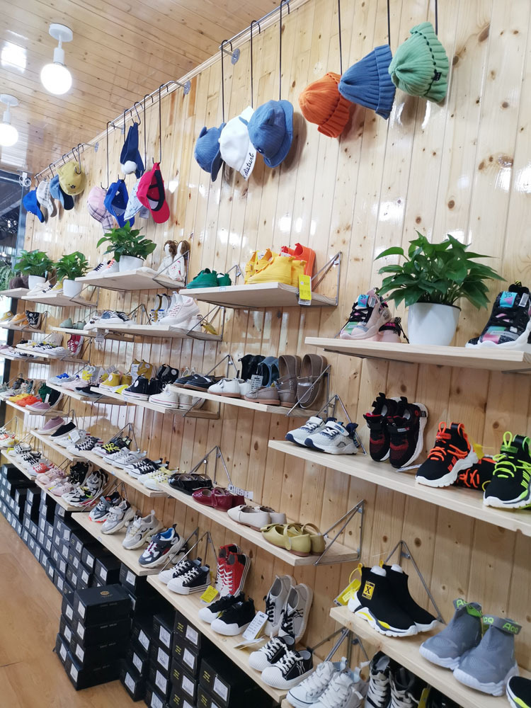鞋店鞋货展示架松木上墙搁板鞋架壁挂式展示架童鞋店装修效果图