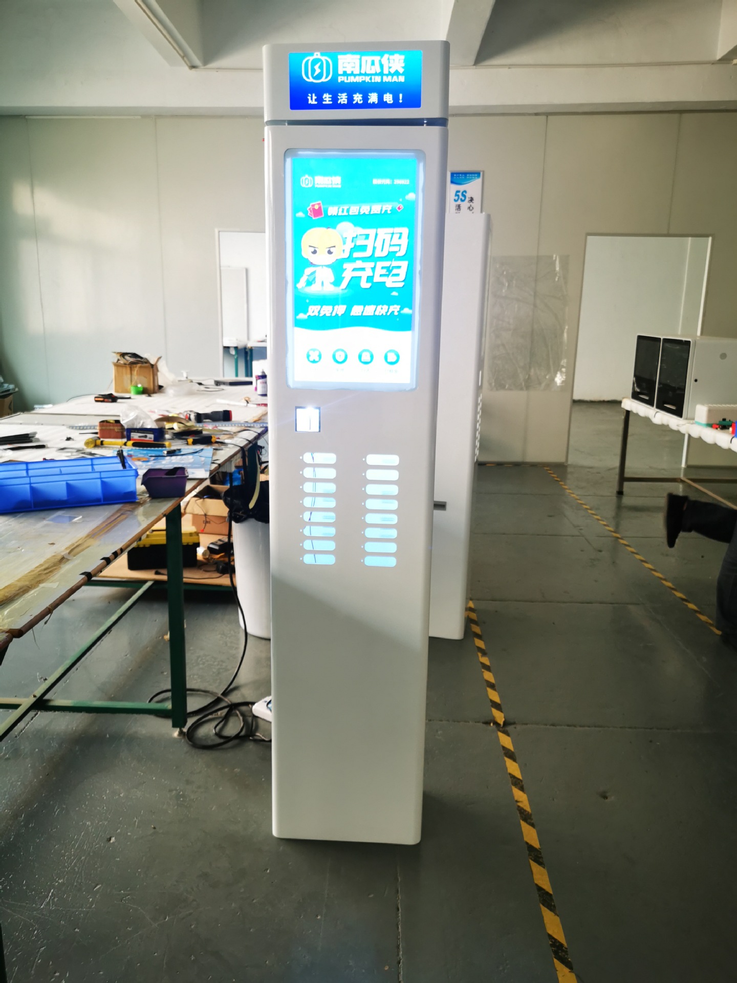 厂家3243寸立式共享充电宝广告机共享充电柜手机充电宝可订制