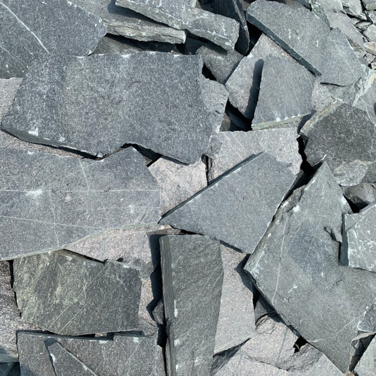 众力天然碎拼石乱形石 公园铺路石防滑装饰石材 垒墙石碎拼板岩