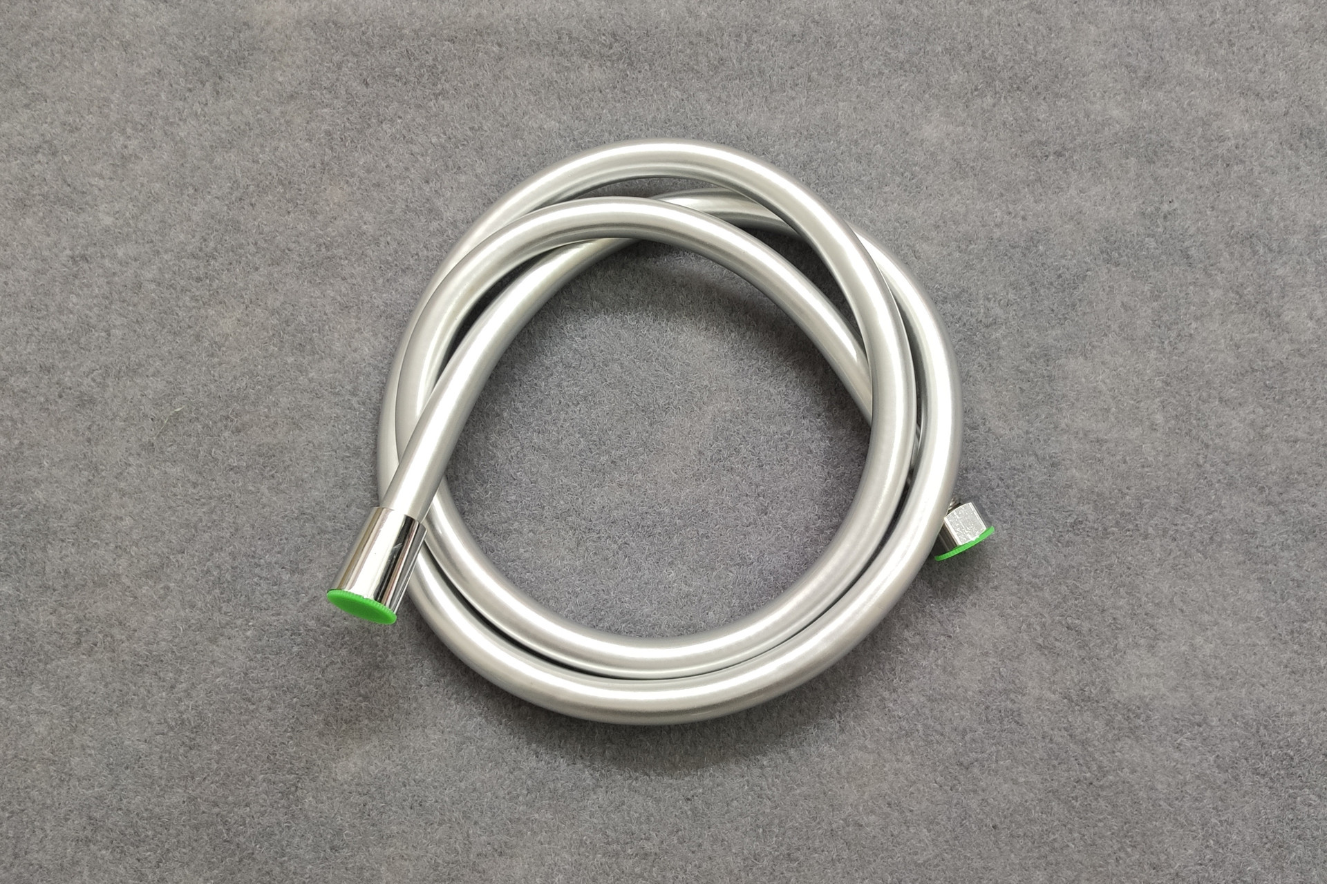 pvc万向铜接口花洒软管洗澡花洒喷头软管通用接口橡皮管黑色银色