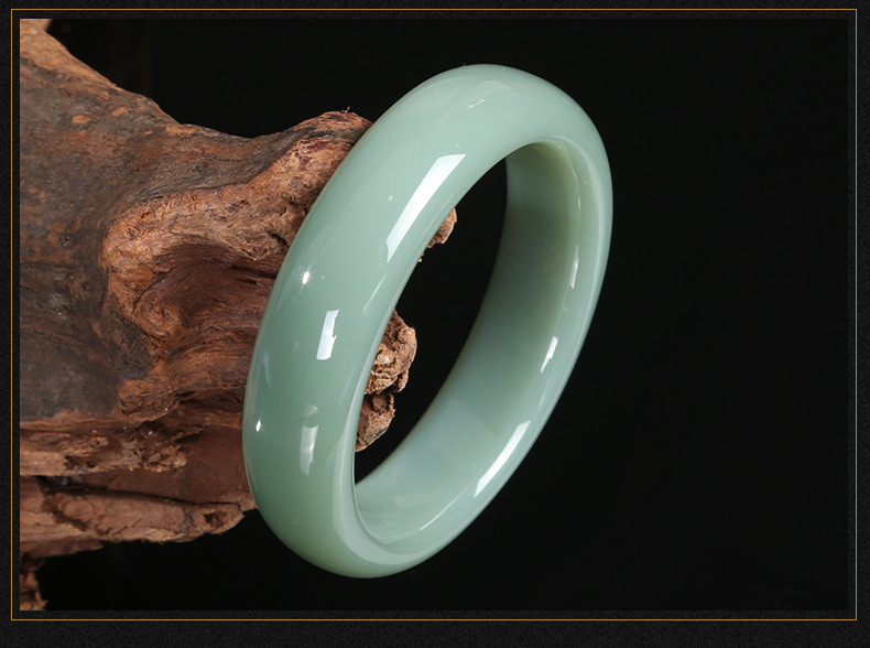 欧舜达新疆和田玉俄罗斯瓷白碧玉贵妃镯鸭蛋青粉青玉石镯