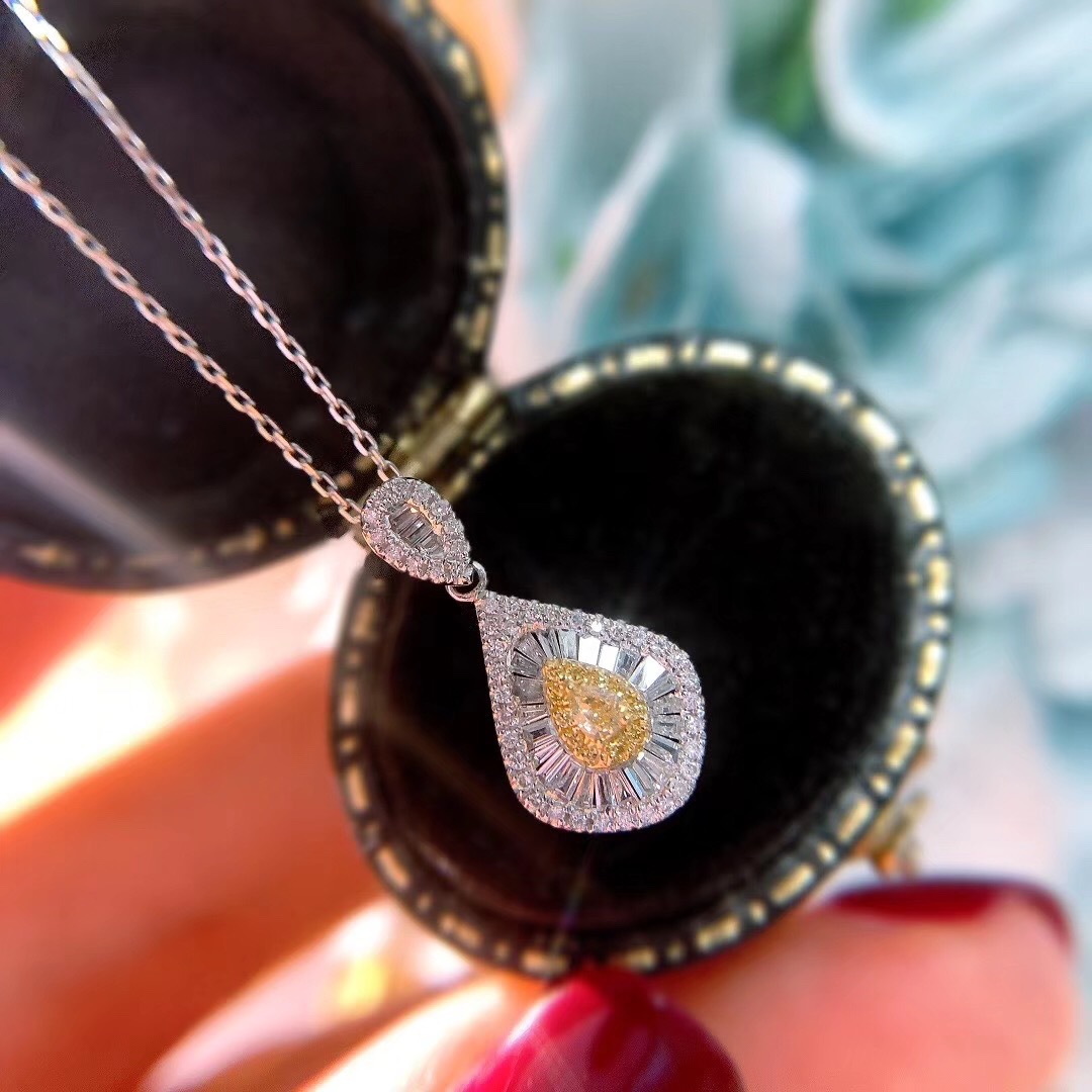 爱润珠宝 深圳水贝新款水滴黄钻t方钻石吊坠搭配18k白金女项链