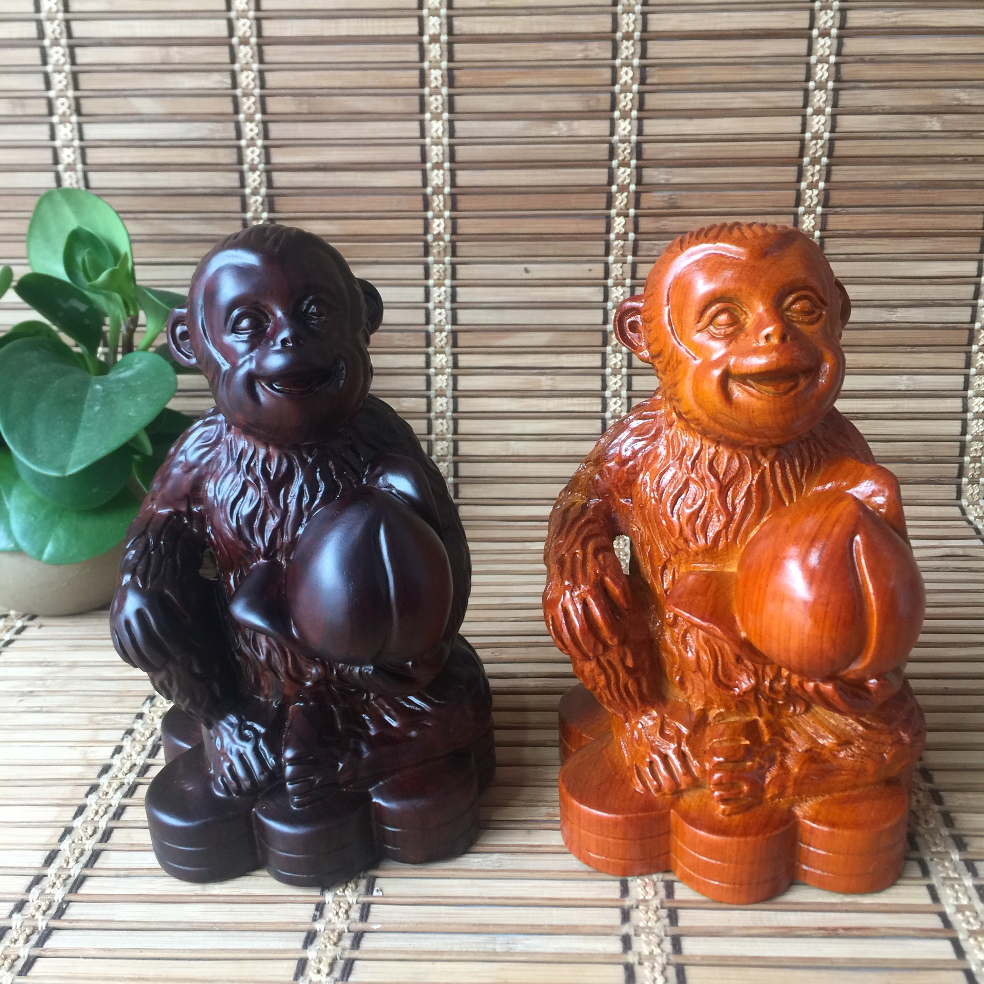 猴子抱寿桃黑檀木雕摆件创意家居实木摆饰礼品木质工艺品厂家批发