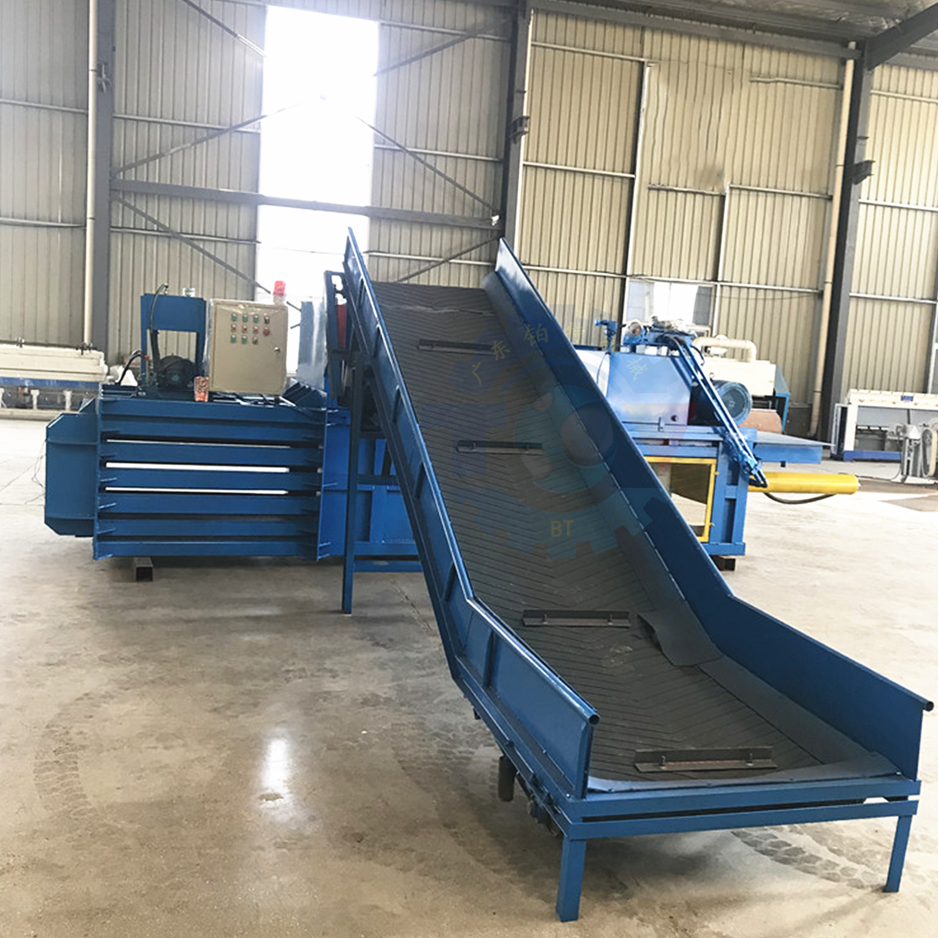 液压打包机特点: 出料形式有翻包,推包(侧推和前推)或人工取包(打包)