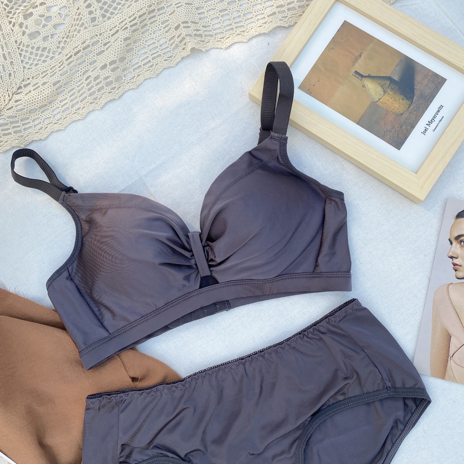 真丝光面调整型文胸三排扣无钢圈薄款桑蚕丝内衣小胸罩透气聚拢杯