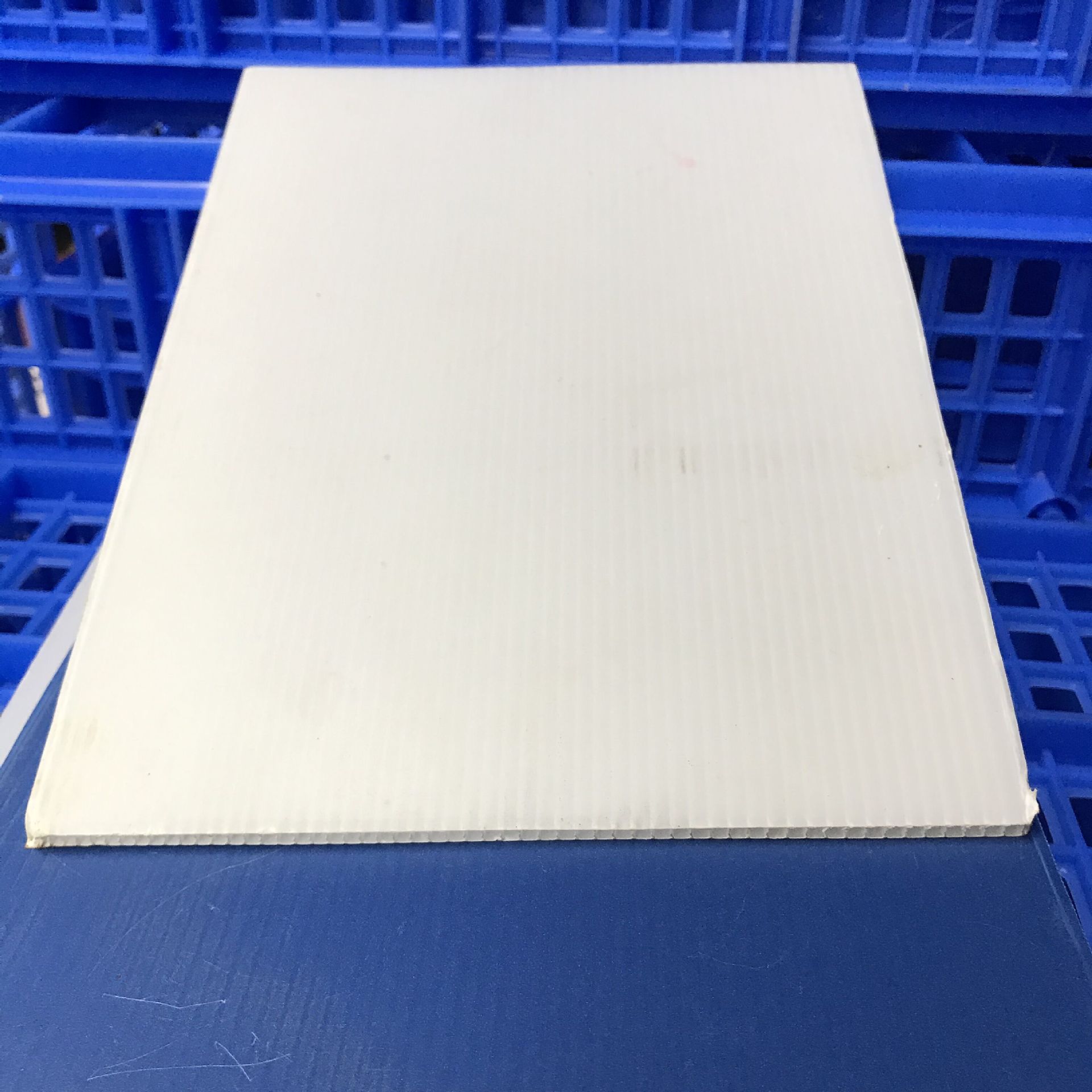 厂家生产新料塑料中空板 蓝色万通板箱 黑色防静电瓦楞板骨架箱