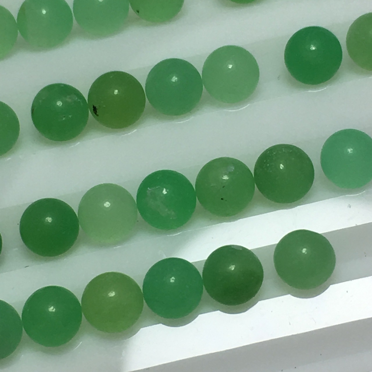 天然澳洲玉无孔光珠子天然色绿玉髓支持出证书