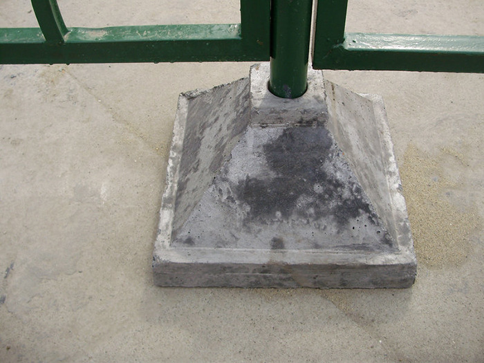 街道护栏灌水泥底座户外太阳伞水泥底座填充水泥底座混凝土基座