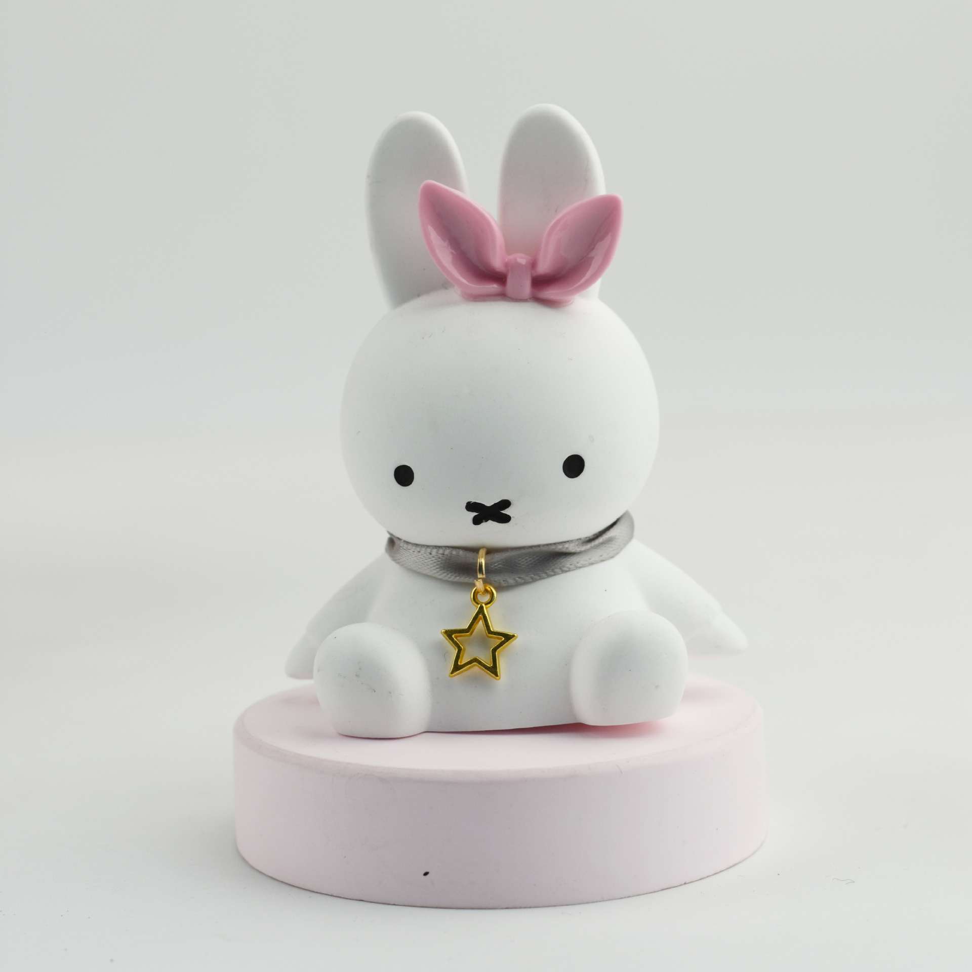 批发创意汽车香车用饰品菲比兔挂件立体兔摆件汽车出风口香水香薰