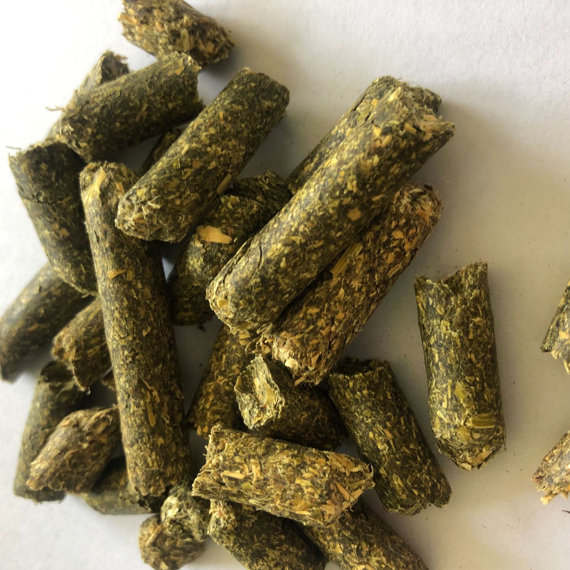 苜蓿草颗粒 保加利亚苜蓿草 蛋白高水分低 牛马羊颗粒饲料 牧草料