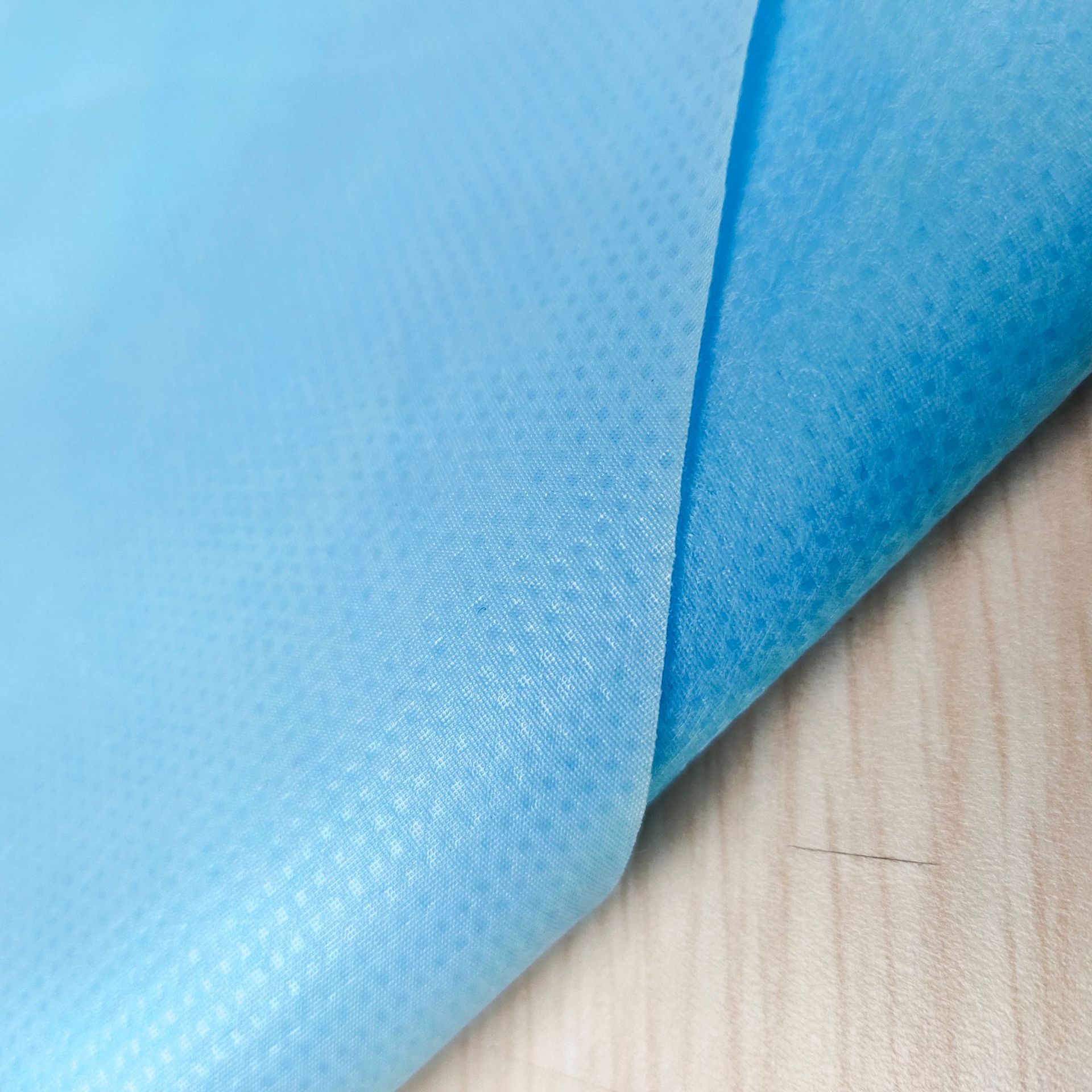 【厂家现货】pp无纺布pe淋膜 黄色隔离衣pp料 黄色手术衣无纺布