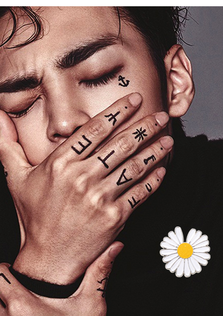 权志龙gd同款小雏菊太阳花徽章男女学生卫衣配饰pmo雏菊胸针挂件