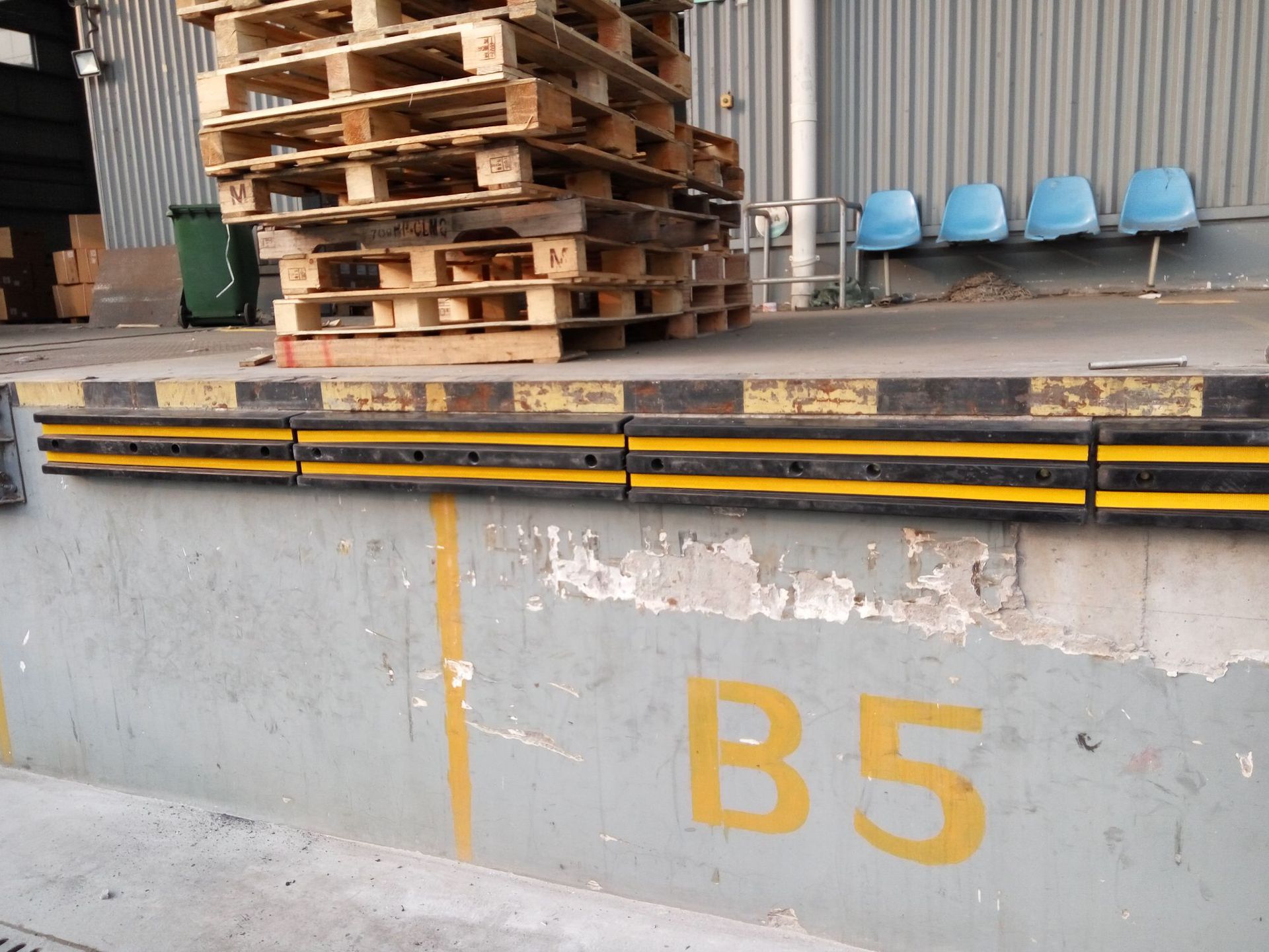 码头物流卸货平台防撞块倒车防撞块 墙面缓冲块汽车橡胶防撞条