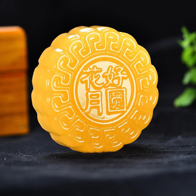 中秋佳节礼品米黄玉月饼 雕刻工艺品批发 摆件玉石花黄玉月饼