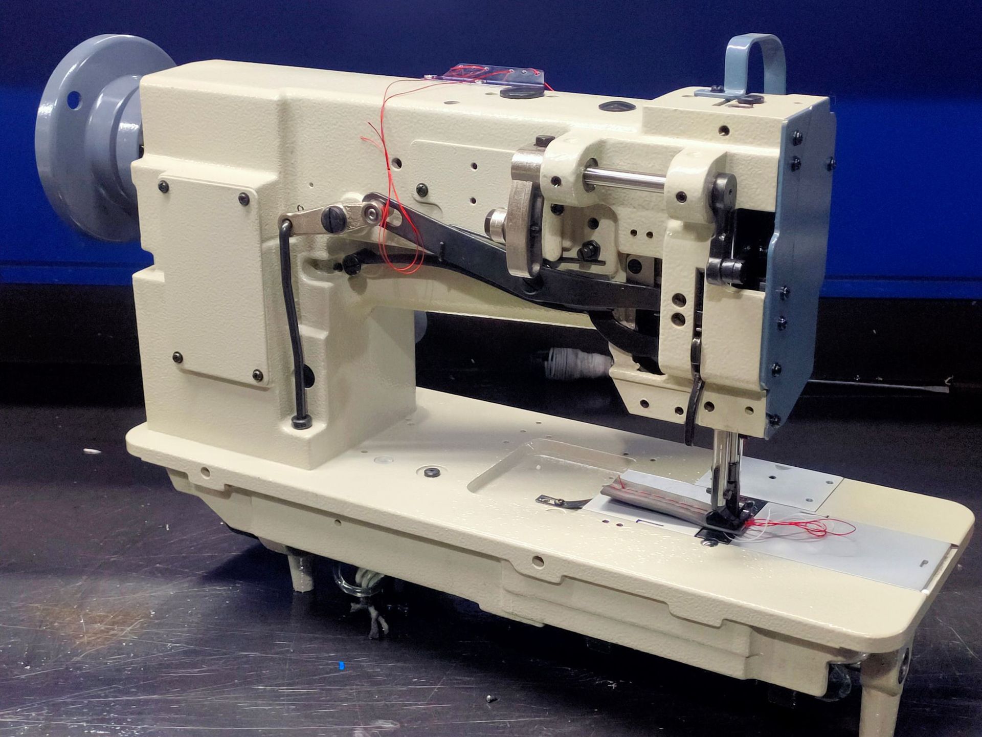 4420三同步双针车 厚料双针机 脚垫拼接箱包皮革等电动工业缝纫机