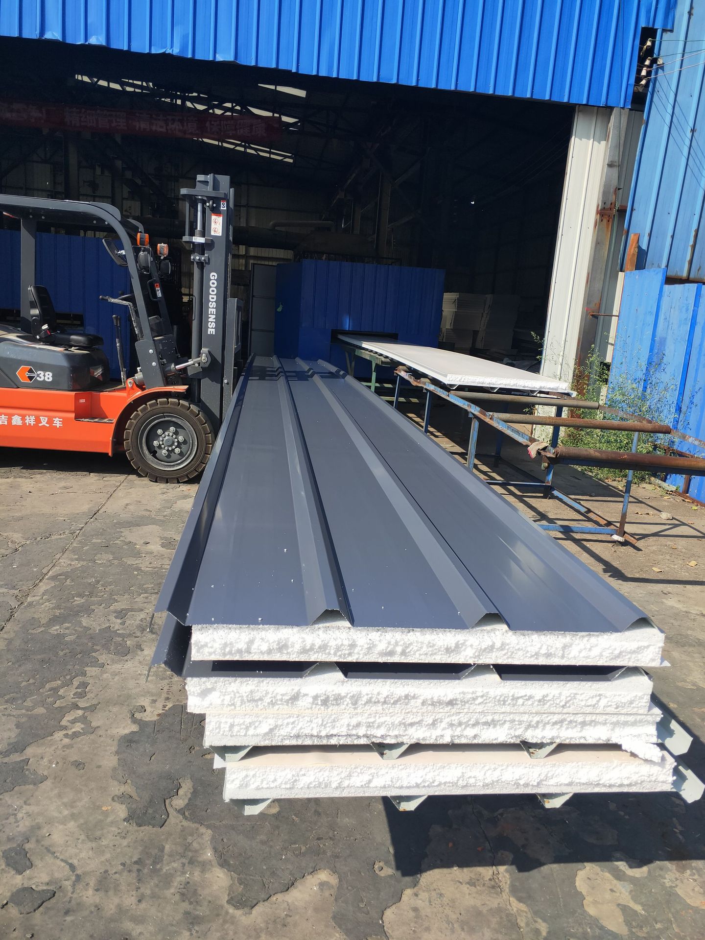 供应石家庄市井陉县彩钢瓦价格 夹芯板 彩钢瓦 复合彩钢板