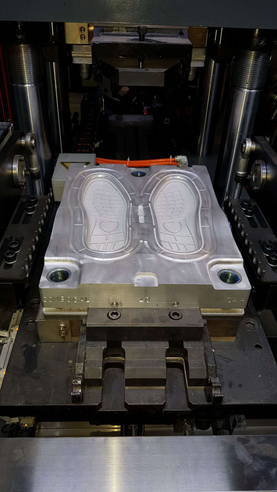 高效全自动省人工传统橡胶鞋底注射成型机,非橡胶粒料注射机