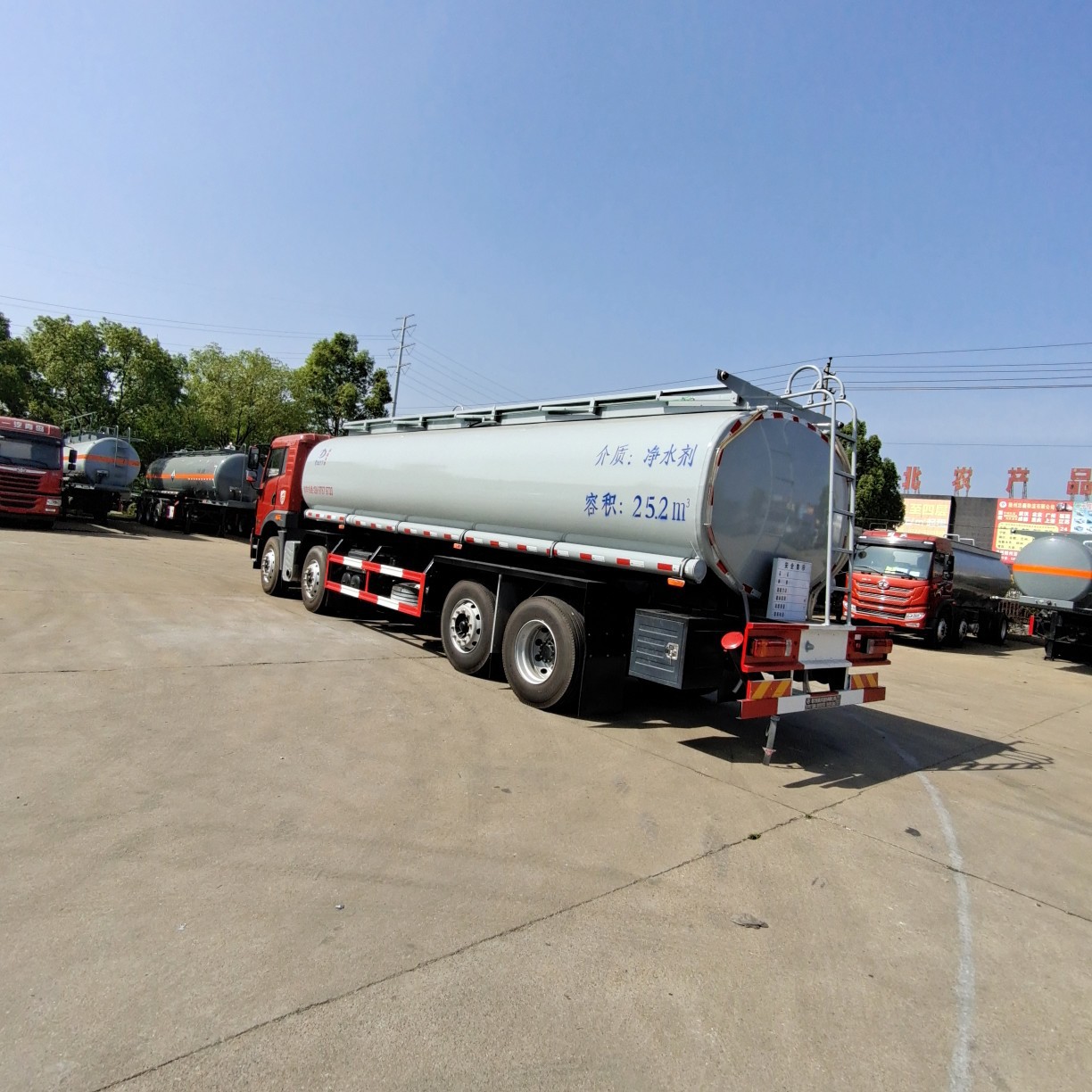 2021年解放20吨液体槽罐车报价 前四后六平顶减水剂槽罐车