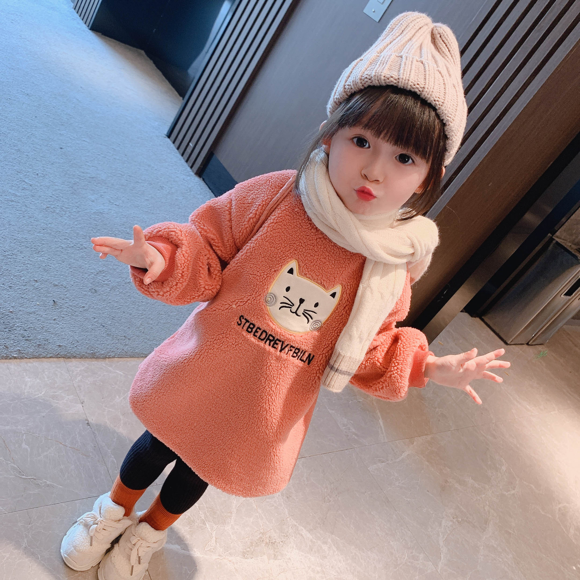 中小童仿羊羔绒卫衣女童2020新款加厚可爱中长款t恤童装洋气上衣