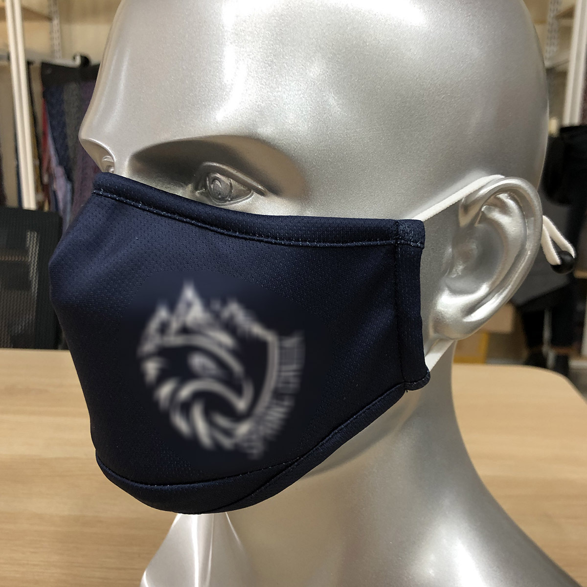 客户透气针孔聚酯纤维面料藏青色包边白色老鹰logo插片款口罩