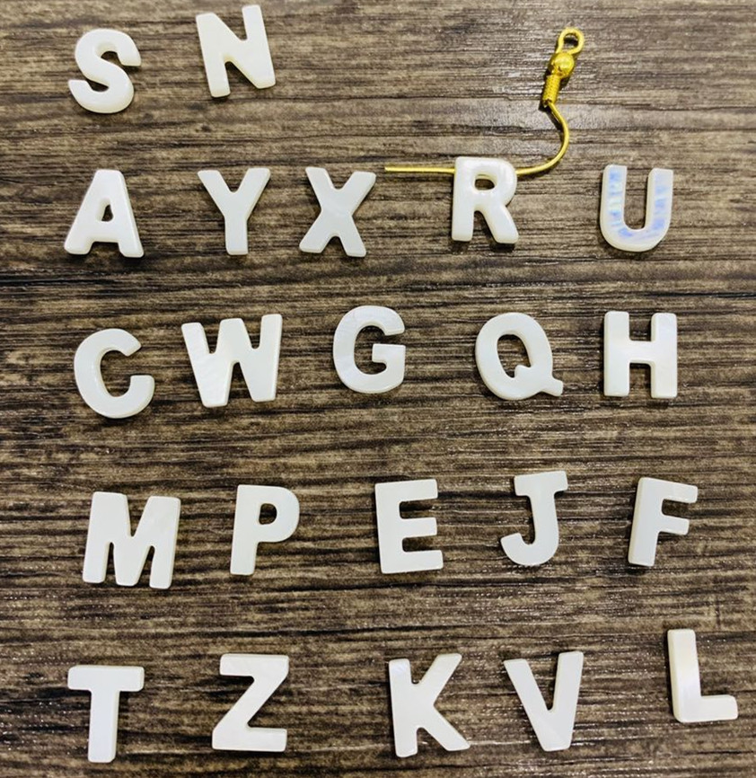 贝壳雕刻26英文字母 diy散珠饰品耳环配件发簪服装配饰厂家批发