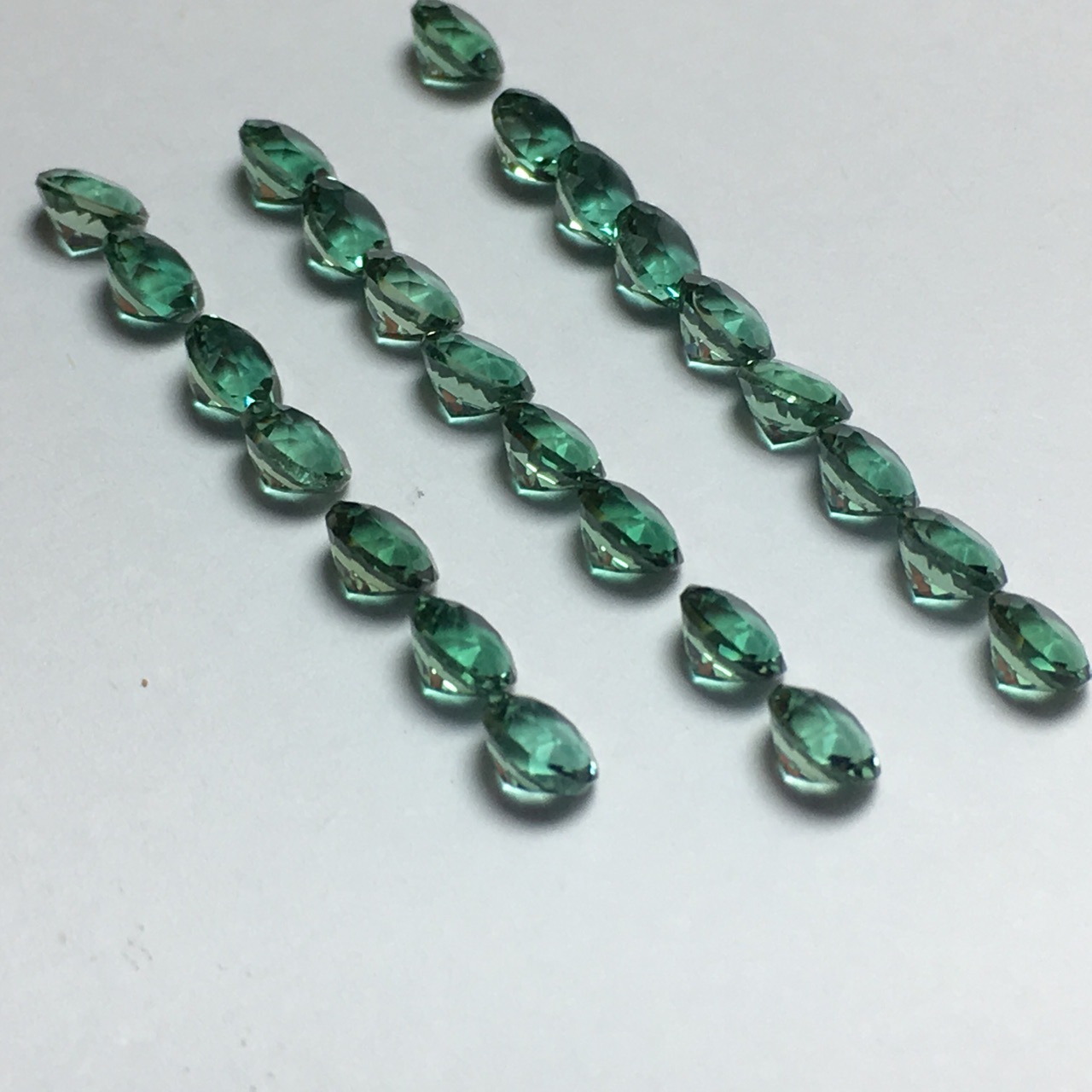 工厂批发压电蓝底绿晶 合成绿水晶 刻面成品合成绿水晶