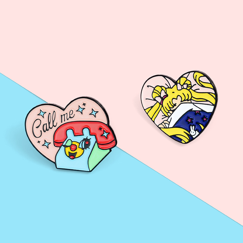 创意卡通可爱心形女孩胸针 座机电话call me创意胸针背面帽子配饰
