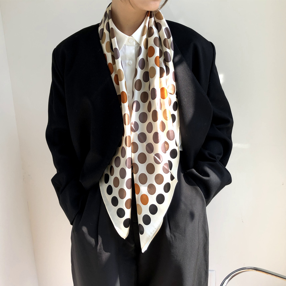 四季款时髦真丝丝巾 秋冬新款法式浪漫波点桑蚕丝丝巾女百搭披肩