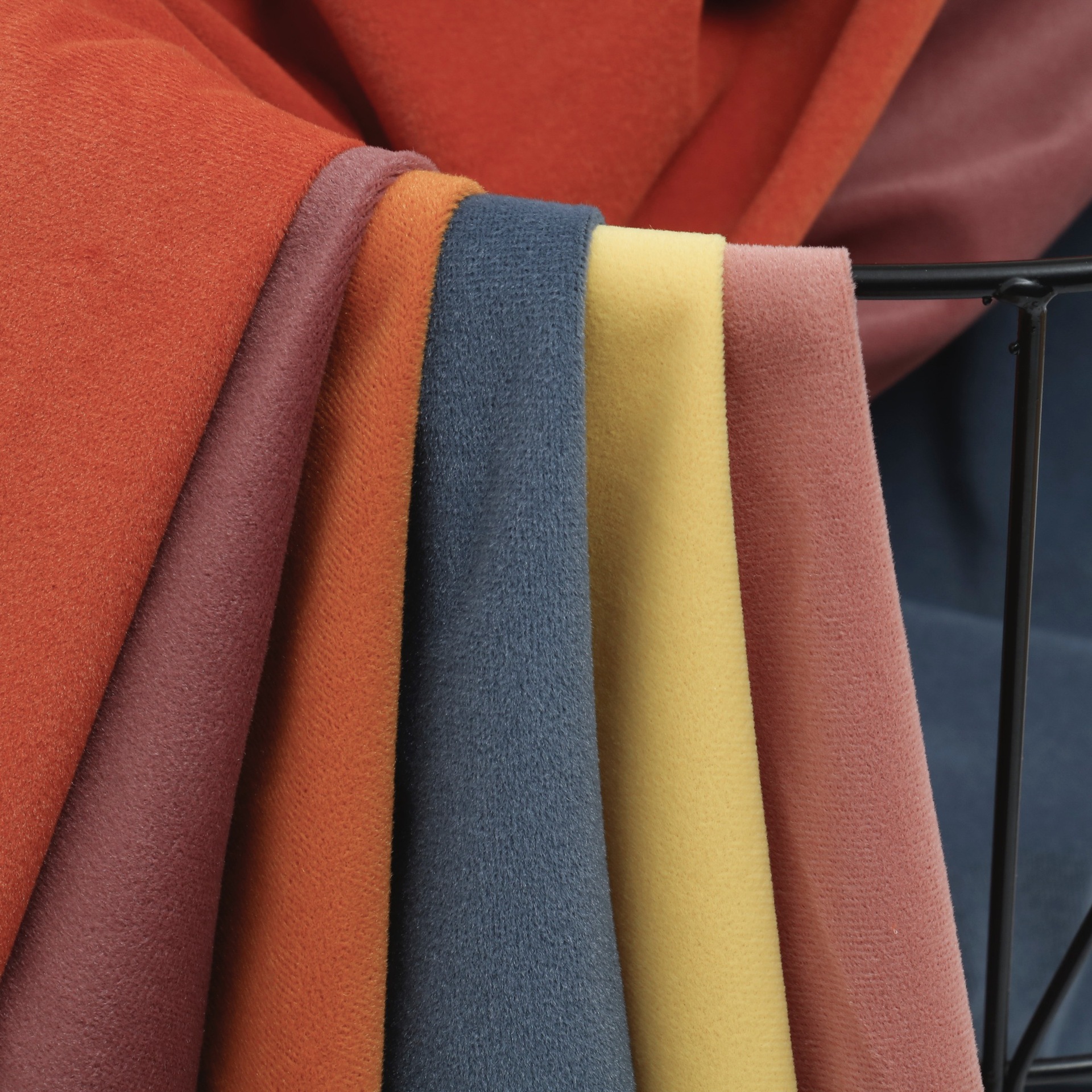 现货供应纯色磨砂绒沙发布料服装布料沙发坐垫箱包布桌布抱枕面料