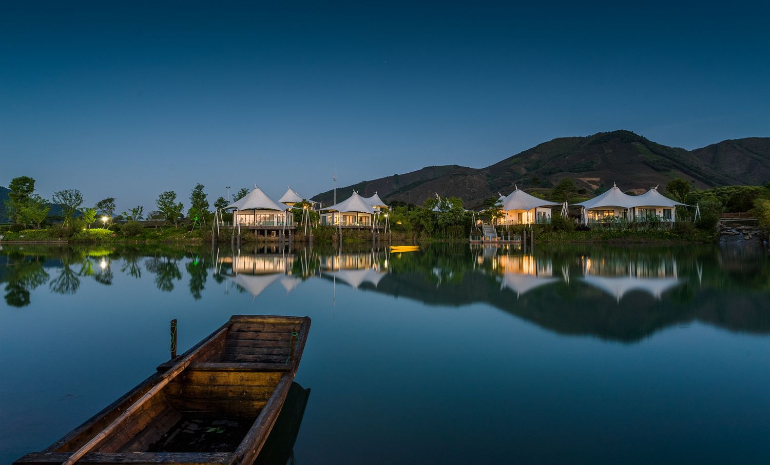 单峰帐篷酒店户外景点坡屋顶野奢帐篷多边形营地酒店野奢帐篷厂家