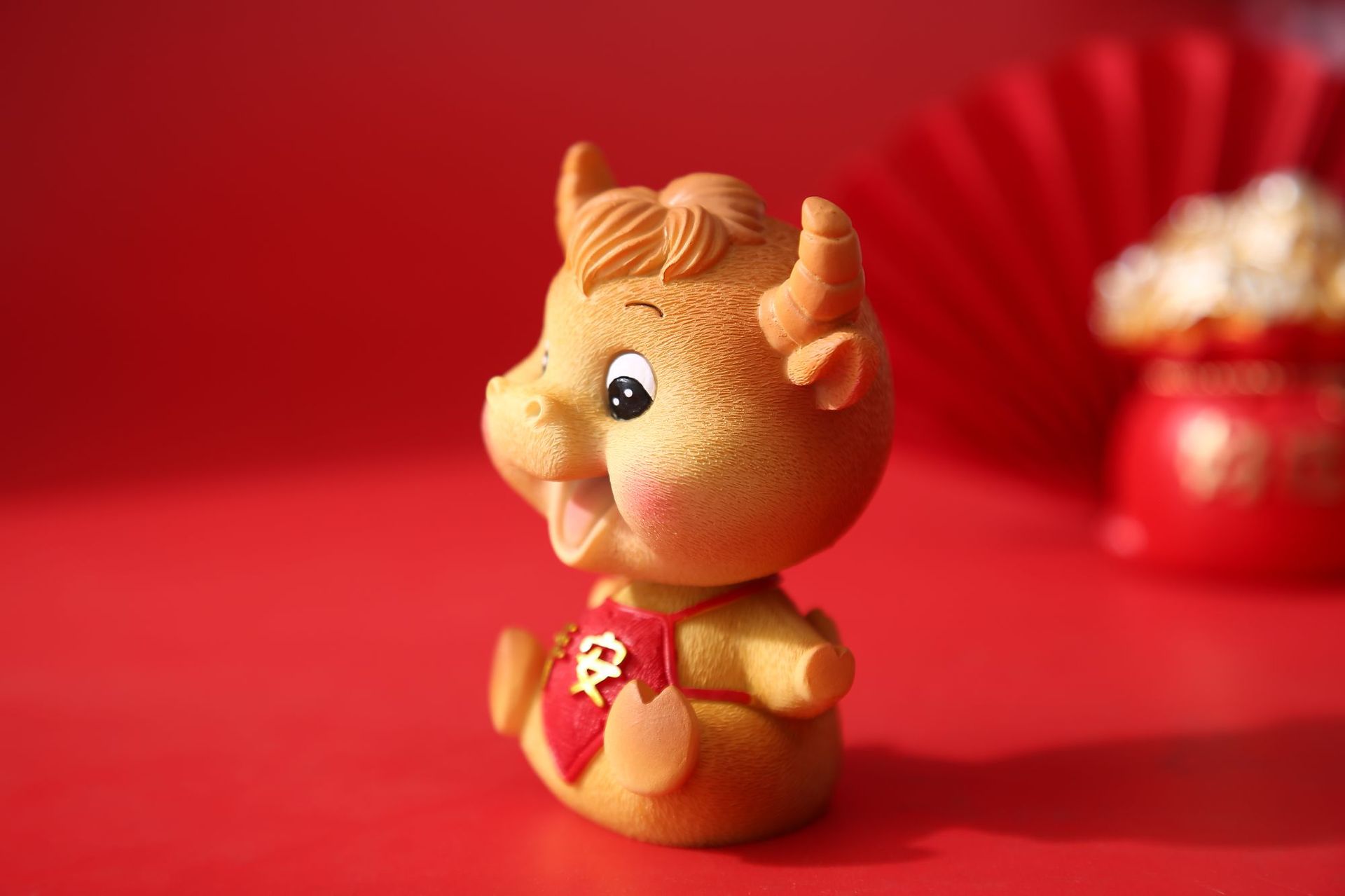 汽车摆件内饰品可爱卡通呆萌牛气冲天摇头生肖牛好运牛年