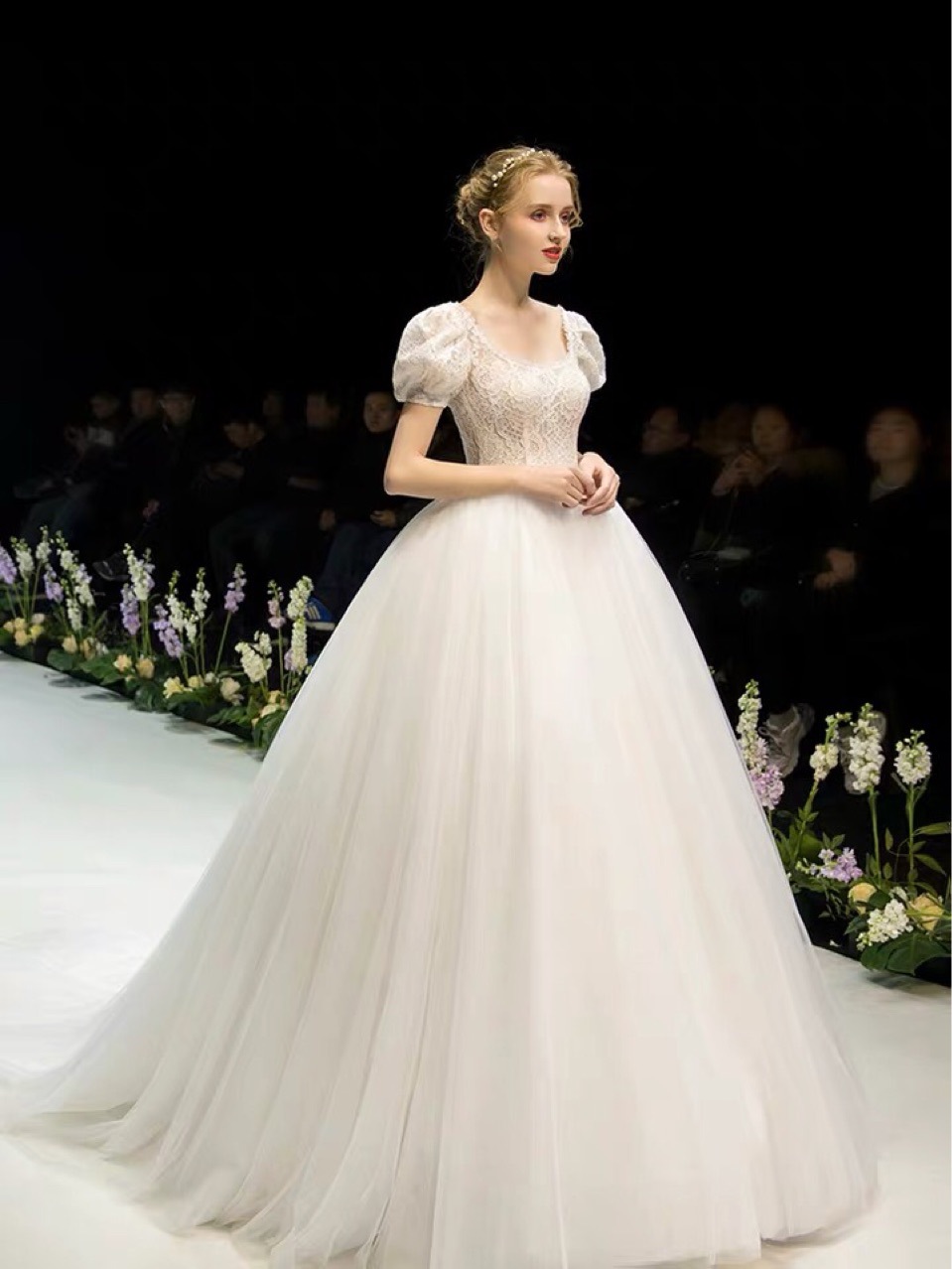 婚纱2022新款新娘拖尾公主法式轻婚纱复古赫本网红抖音网红婚纱