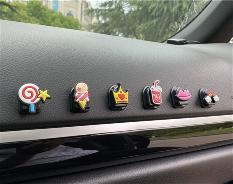 汽车迷你车载挂钩创意卡通多功能车用椅背车内前排粘贴式挂钩diy