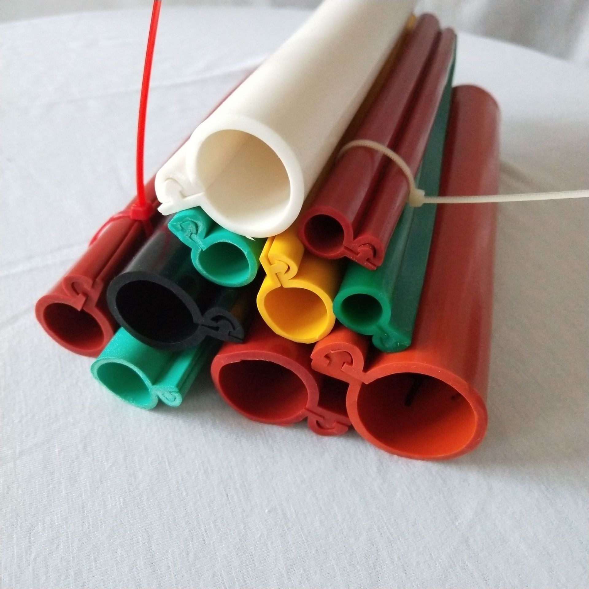 卡扣式硅胶密封条绝缘保护套裸铝线10千伏耐高压电缆防鸟绝缘套管