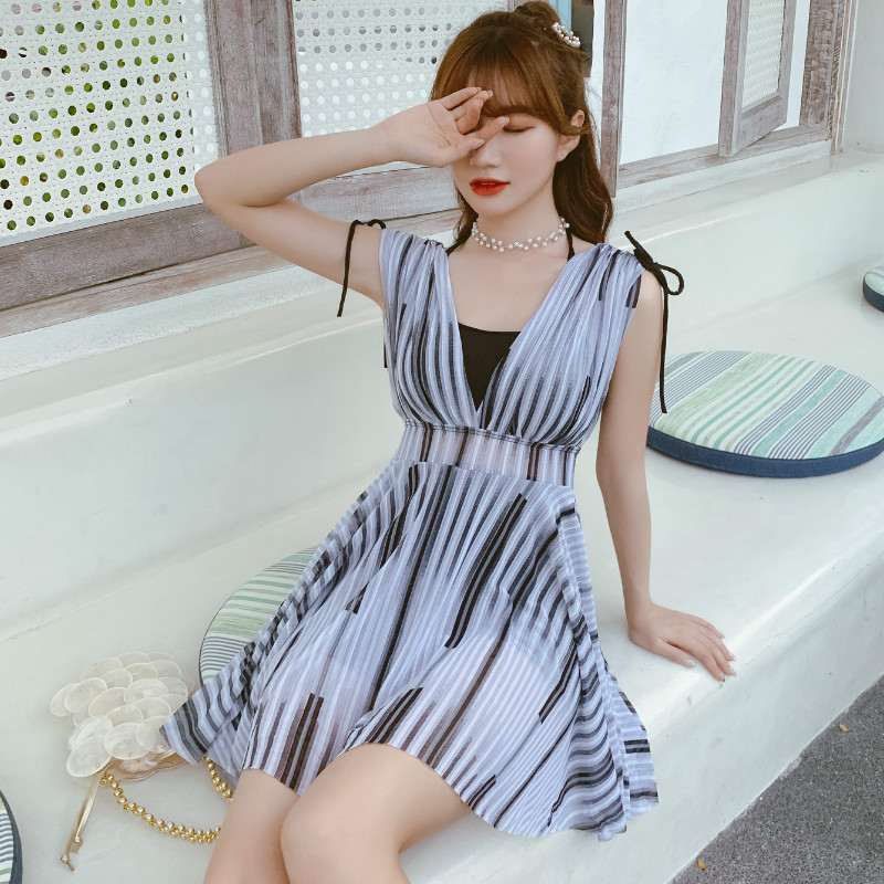 2020新款温泉泳衣女性感条纹裙式连体保守美背遮肚显瘦韩国大码女