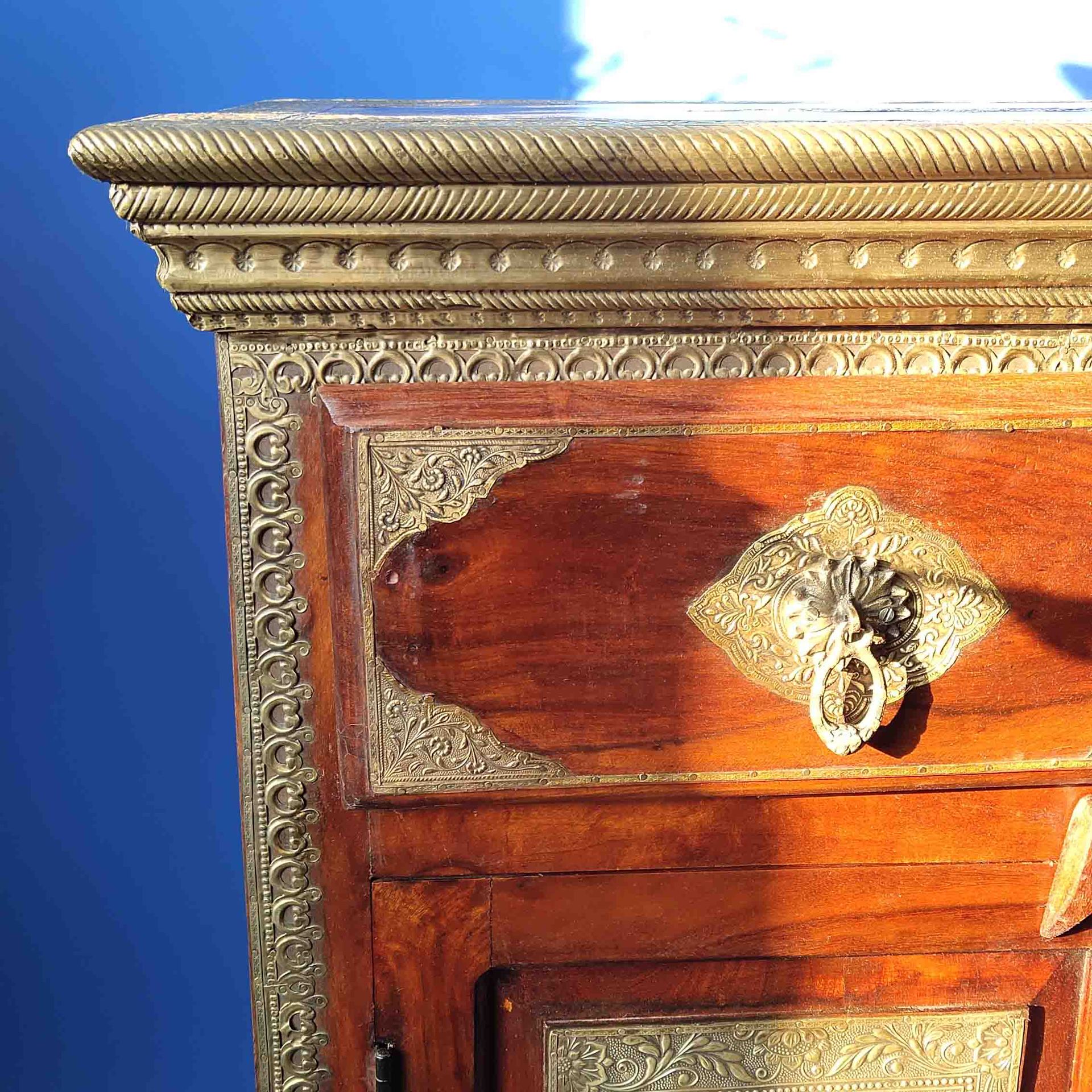 印度进口实木包铜家具黄铜压花包在实木家具上装饰搭配客厅边柜