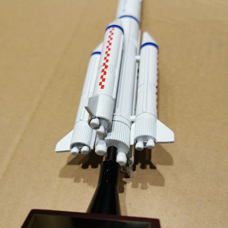 底座高38厘米比例:长征5号1:300/长征7号1:200材质:合金合金长征火箭